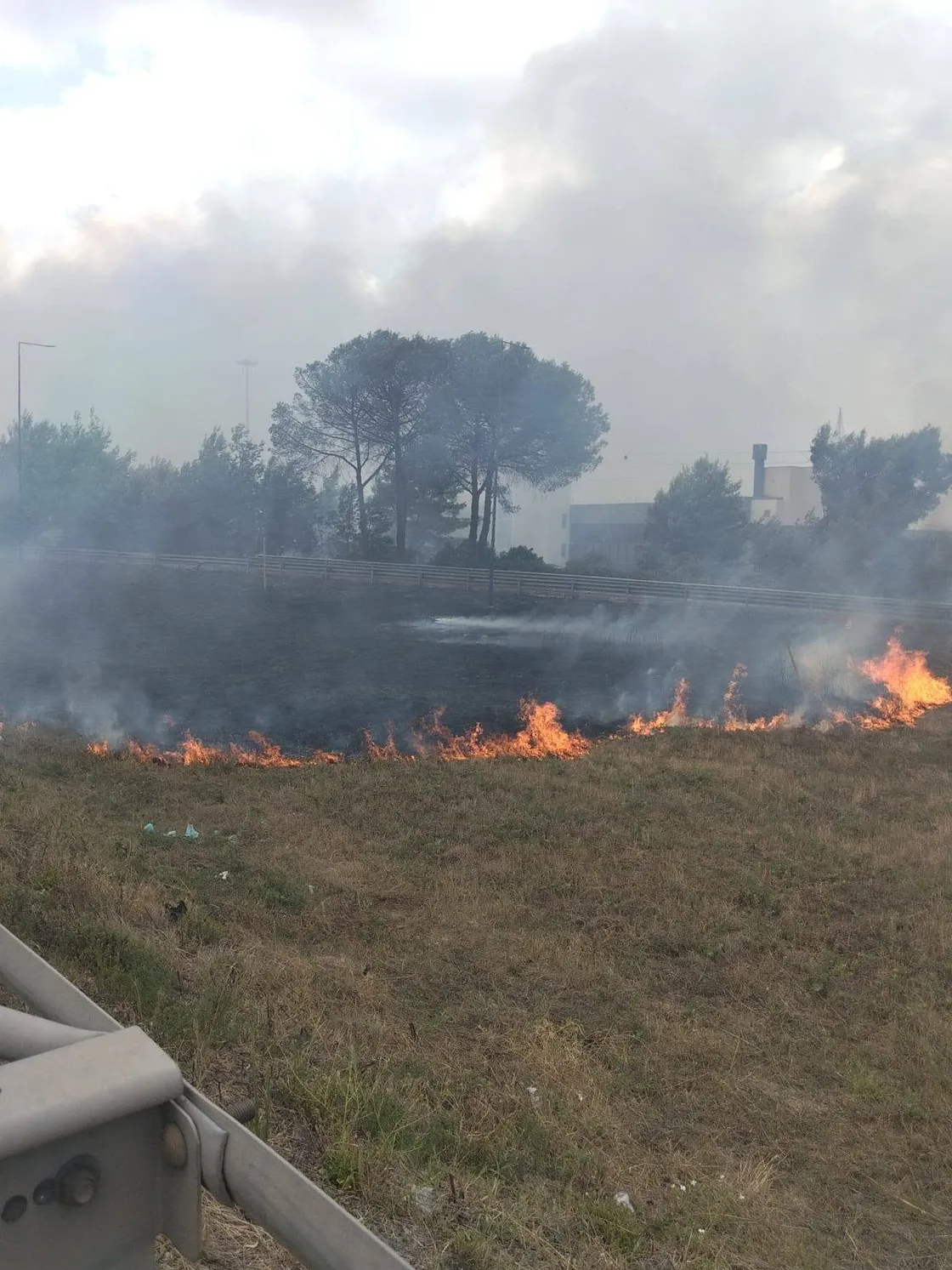 Ancora attivo l'incendio sul Gra: «Non si può spegnere dall'alto per gli elettrodotti»