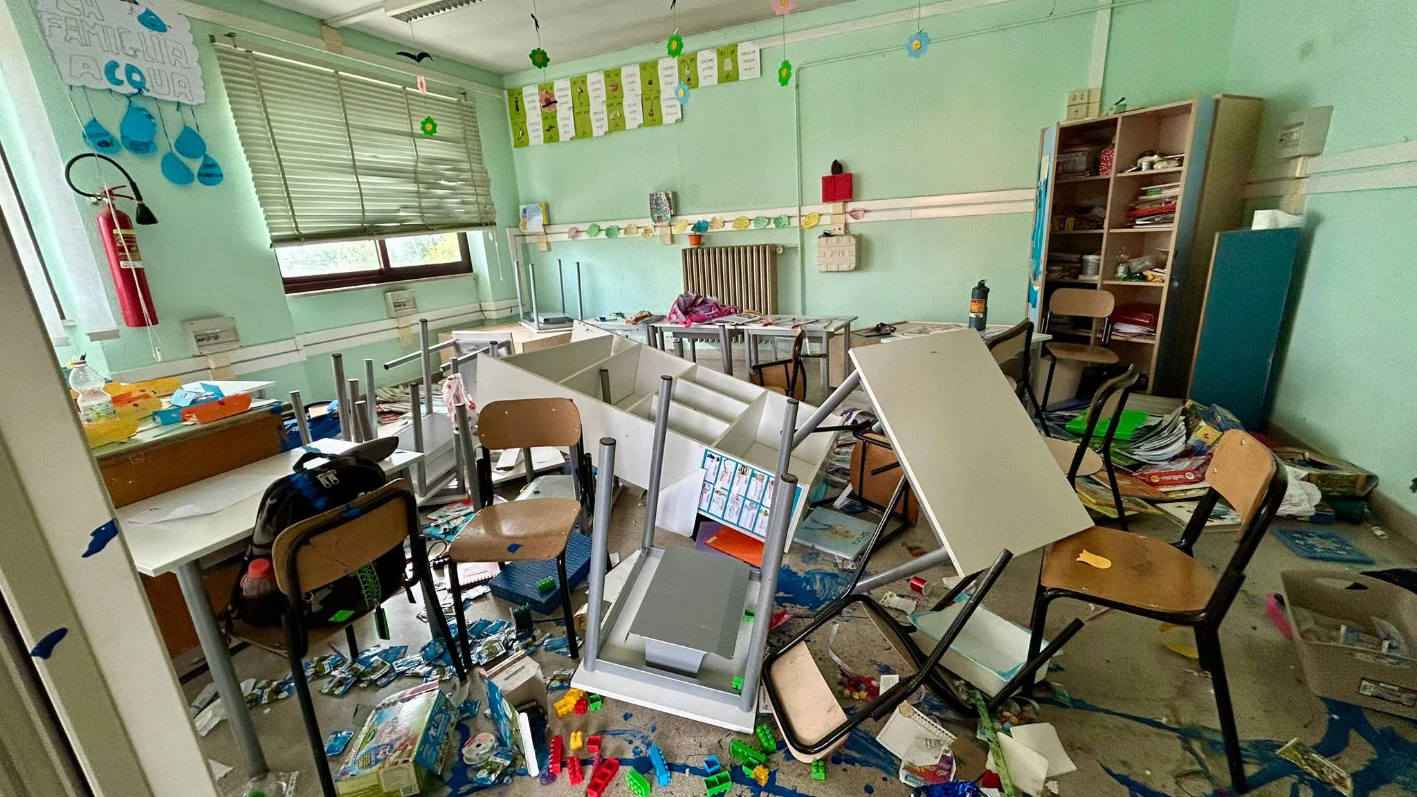 Aula scuola Labaro devastata