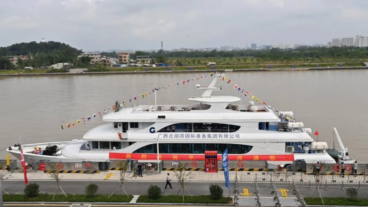 Qinzhou, 16 settembre 2026. Un traghetto attracca nell’area di servizio lungo il Canale Pinglu. Foto Xinhua/Lu Boan