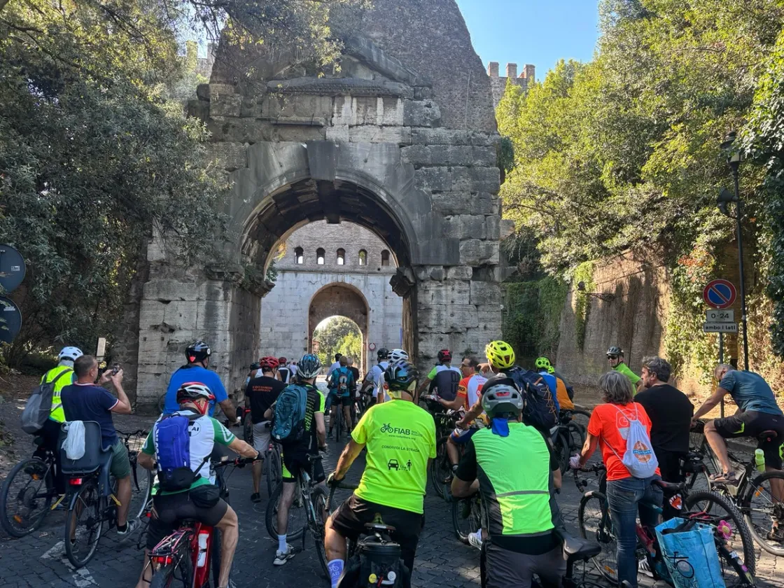 Roma entra per la prima volta nella top ten della mobilità sostenibile: sesta in Italia per spostamenti in bici e monopattino 