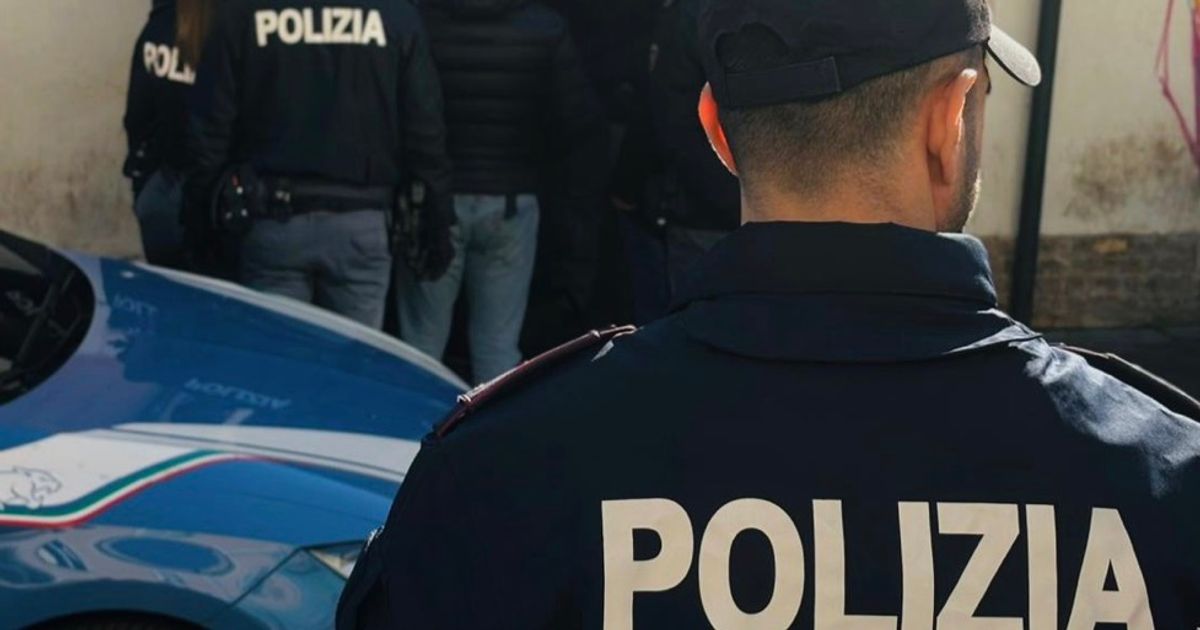 Agenti della Polizia accanto a una pattuglia, immagine di corredo pubblicata dalla fonte