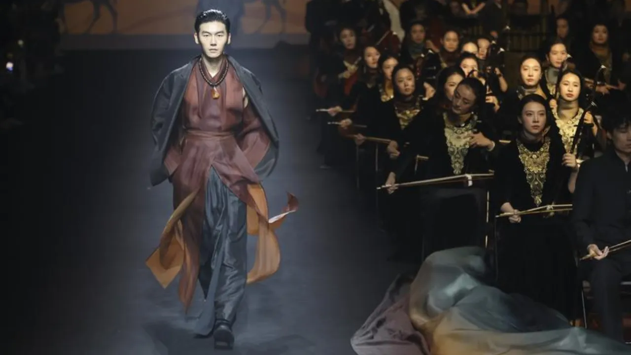 Un modello presenta una creazione di HEMU durante la Shanghai Fashion Week primavera-estate 2027, l’8 ottobre 2026 a Shanghai. Foto Xinhua/Chen Haoming