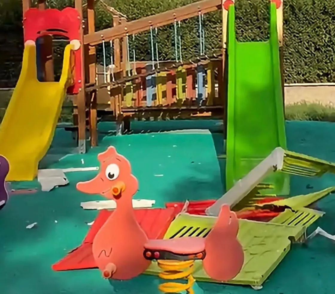 Devastato il parco Volpi in zona Farnesina: giochi distrutti, a terra pezzi di scivoli e attrezzature per bambini