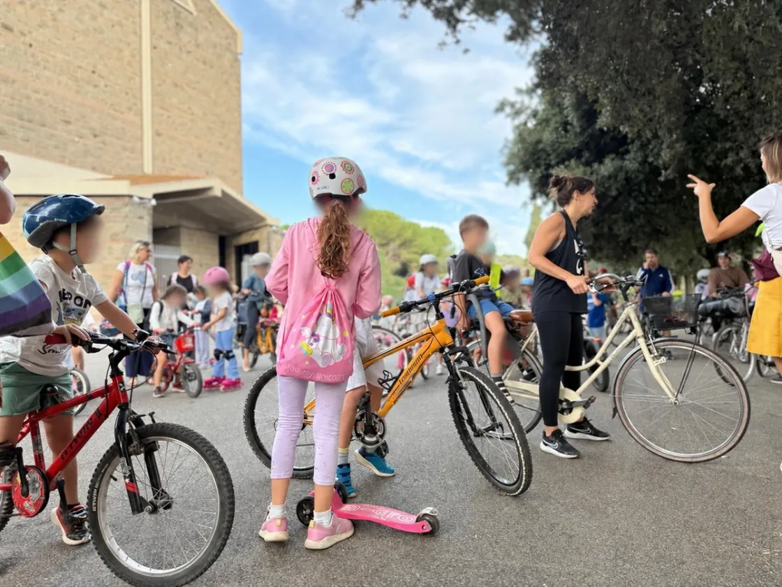 A scuola in bici: alcuni genitori sperimentano, altri lo fanno da tempo. Una mamma del quartiere Appio Claudio: «Noi viviamo senza automobile»