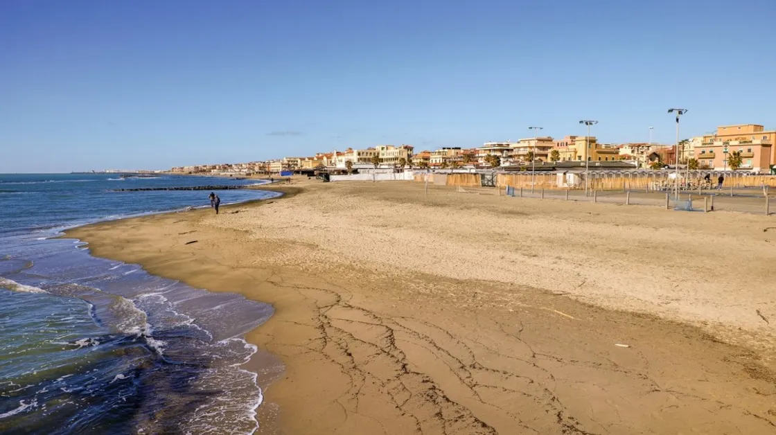 Tragedia a Ostia, 67enne muore in mare durante un bagno: inutili i soccorsi sulla spiaggia