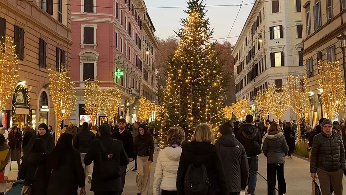 A Roma il Natale si fa digitale: crescono gli acquisti online, ma la tradizione non tramonta