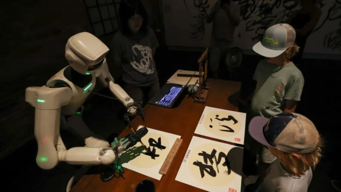 Visitatori osservano il robot mentre esegue una calligrafia nel padiglione cinese. Foto Xinhua/Wang Kaiyan