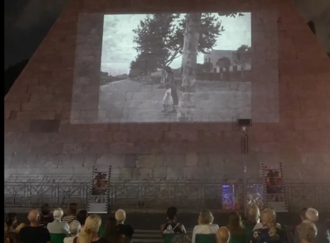 Bellissima sulla Piramide Cestia, Anna Magnani illumina la notte dell’8 settembre