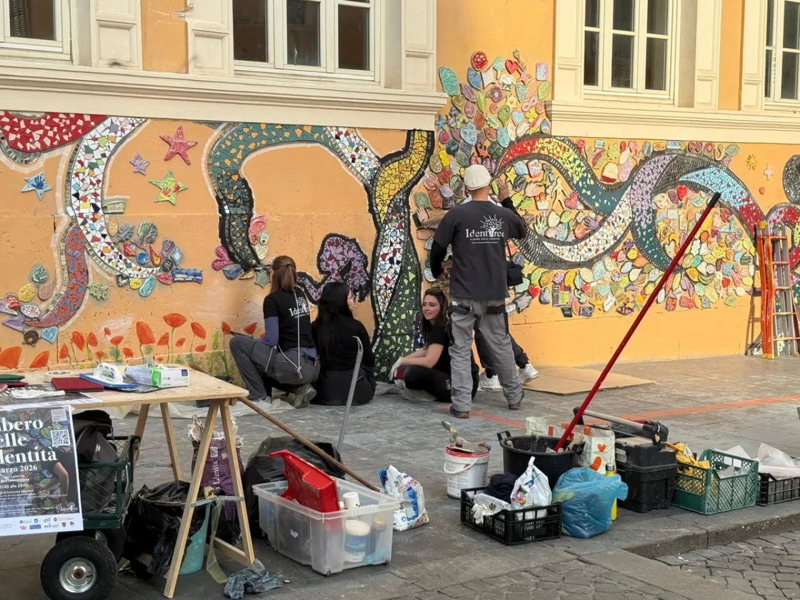 San Lorenzo: è dedicato all'inclusione il mosaico realizzato in piazza con studenti e cittadini 