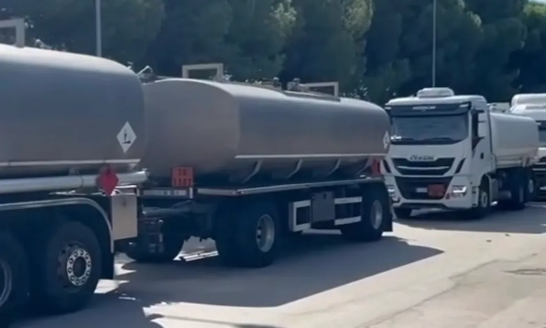 Caro carburante, protesta dei tir sull’A1: traffico in tilt per chi viaggia verso Roma