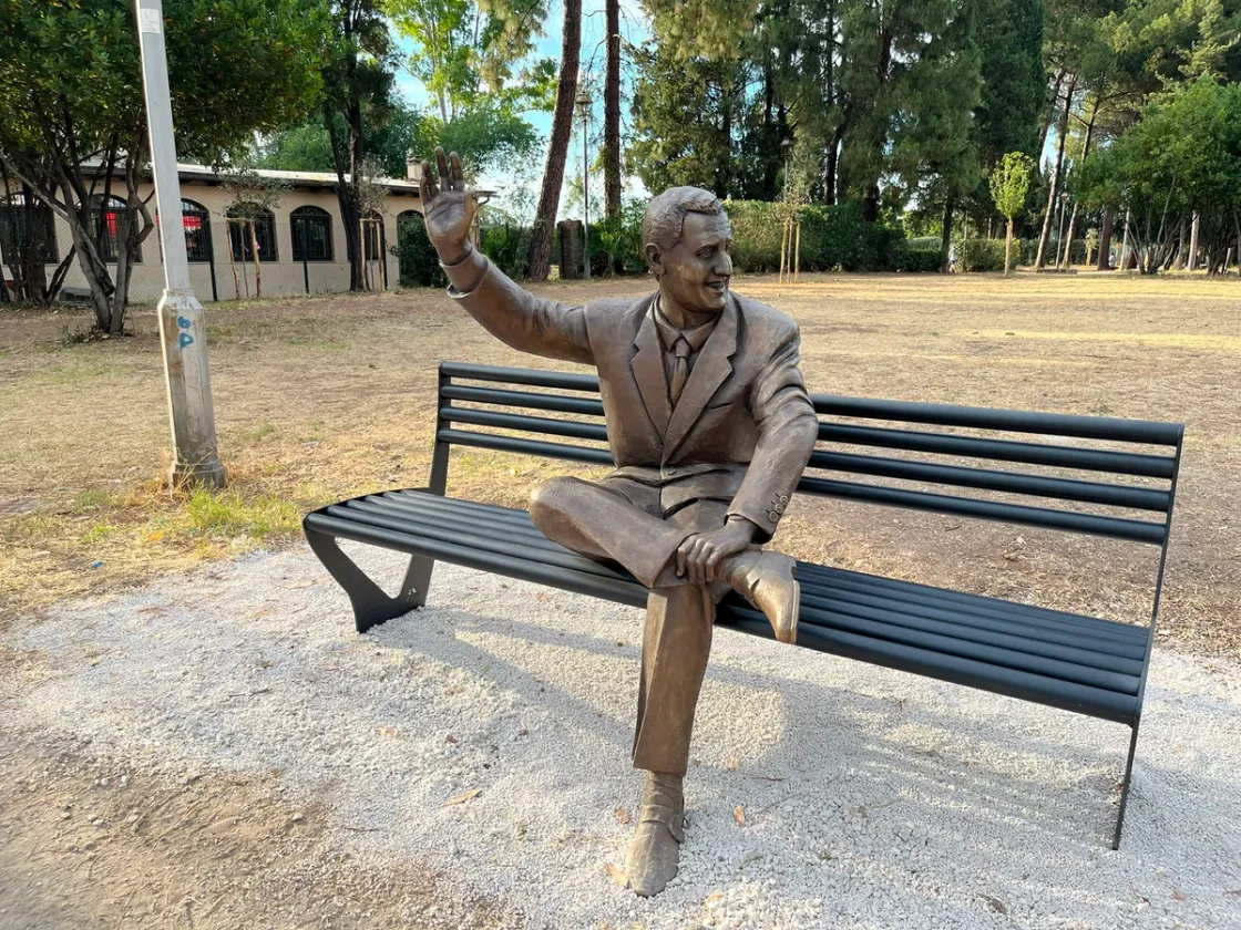 Seduto su una panchina, saluta e sorride: inaugurata la statua di Alberto Sordi a Villa De Sanctis