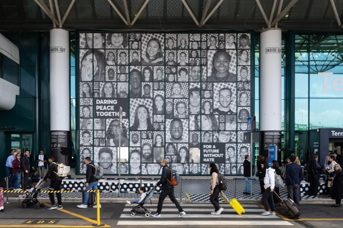 Una maxi installazione per la pace all'aeroporto di Fiumicino: 108 volti contro l’odio