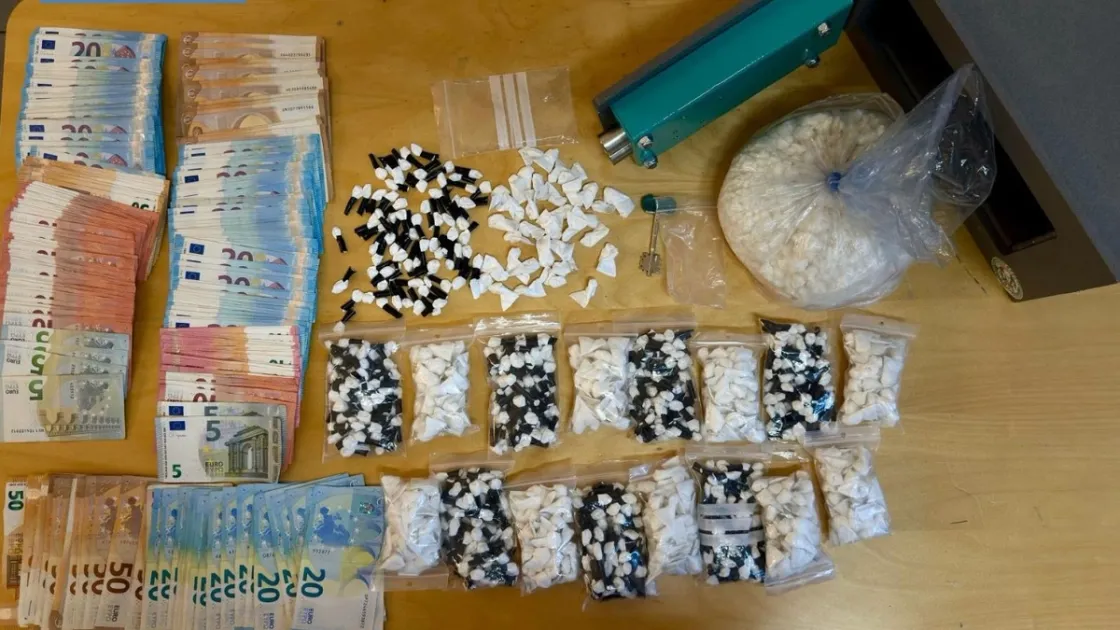Tor Bella Monaca, cassaforte usata come fortino della cocaina: sequestrati 1,5 kg di droga e oltre 6mila euro