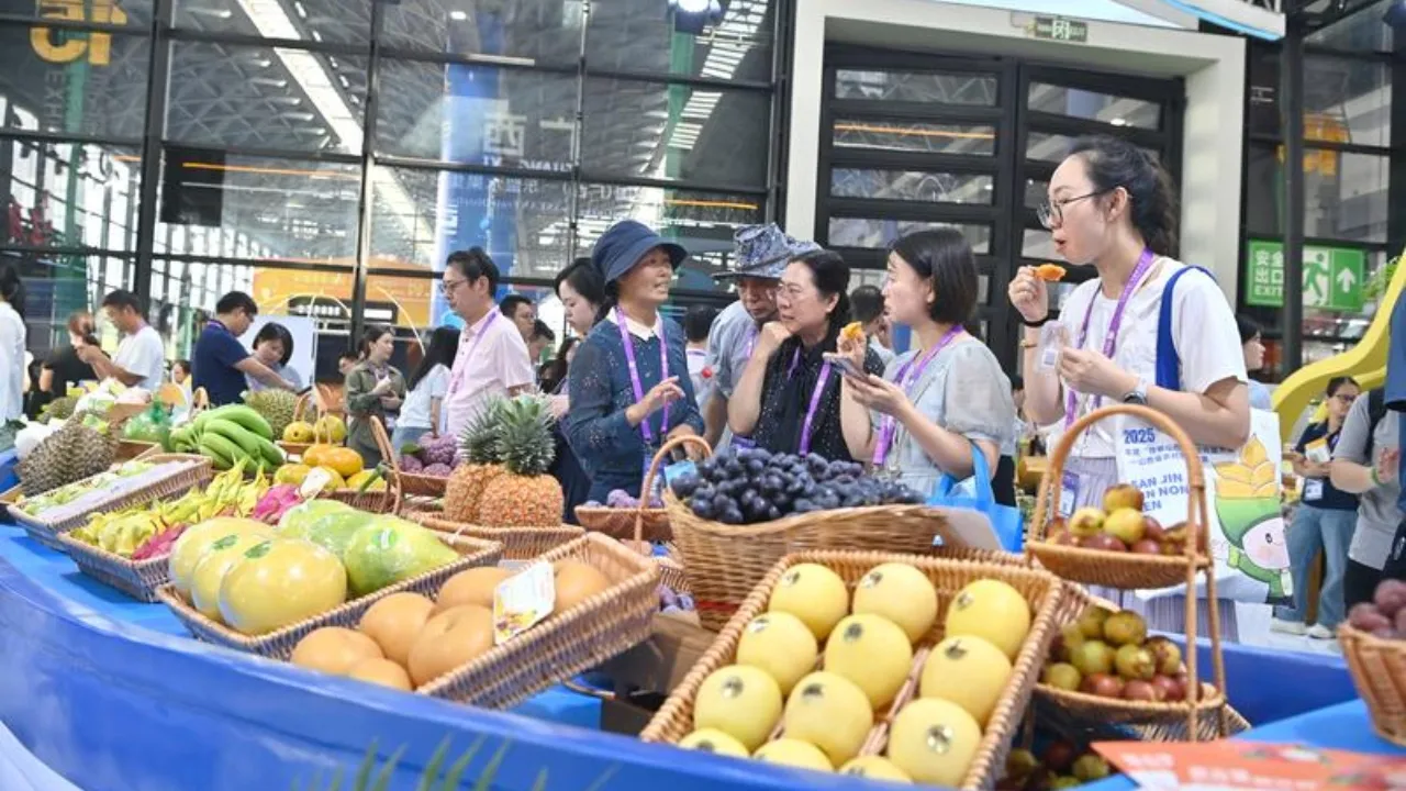 Nanning, 17 settembre 2026. Visitatori assaggiano frutta durante la 23esima China-ASEAN Expo. Foto Xinhua/Zhou Hua