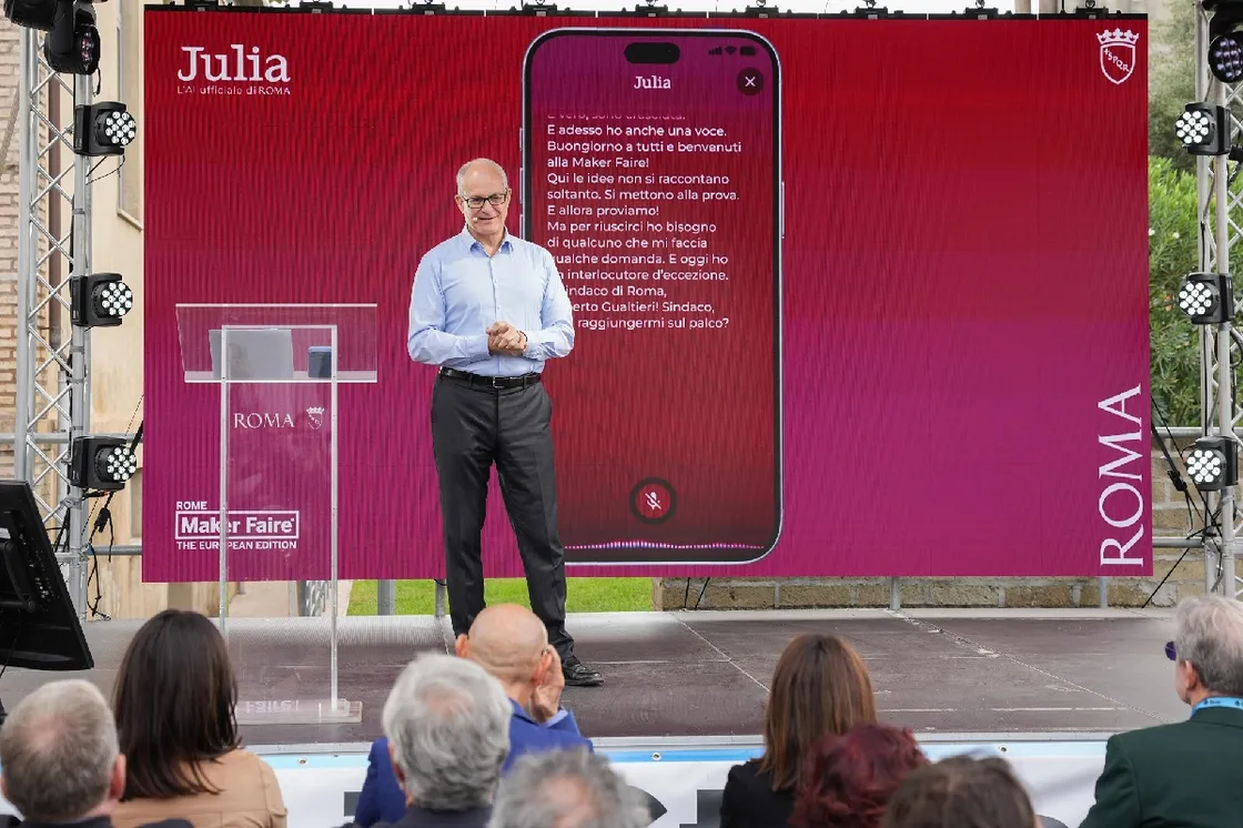 Dai certificati alle segnalazioni, il Campidoglio lancia Julia 3.0. Gualtieri: «È l’app di intelligenza artificiale più avanzata al mondo»