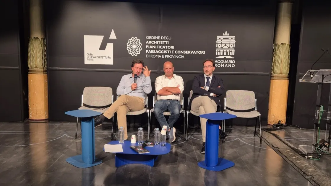 Da sinistra: l’assessore all’Urbanistica di Roma Maurizio Veloccia, il presidente dell’Ordine degli Architetti di Roma Christian Rocchi, il presidente del Cnappc Alessandro Panci
