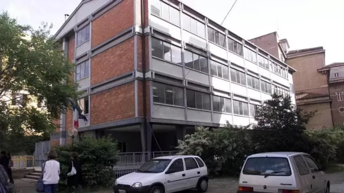 Usa l’Intelligenza Artificiale per creare foto hard di compagne e professoresse, sospeso studente del liceo Newton 