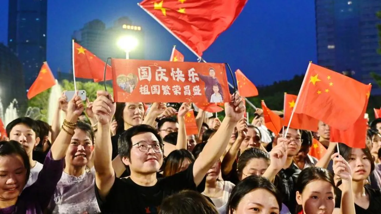 Persone partecipano alla cerimonia dell’alzabandiera in piazza Wuyi, a Fuzhou, nella provincia del Fujian, in occasione del 77° anniversario della fondazione della Repubblica popolare cinese, il 1° ottobre 2026. Foto Lin Shanchuan/Xinhua