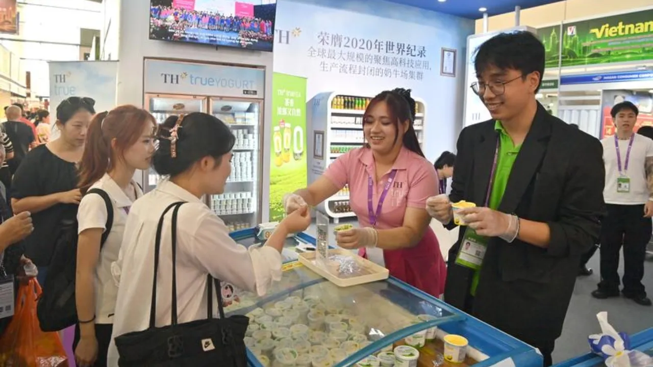 Nanning, 17 settembre 2026. Visitatori assaggiano formaggi negli stand della China-ASEAN Expo. Foto Xinhua/Zhou Hua