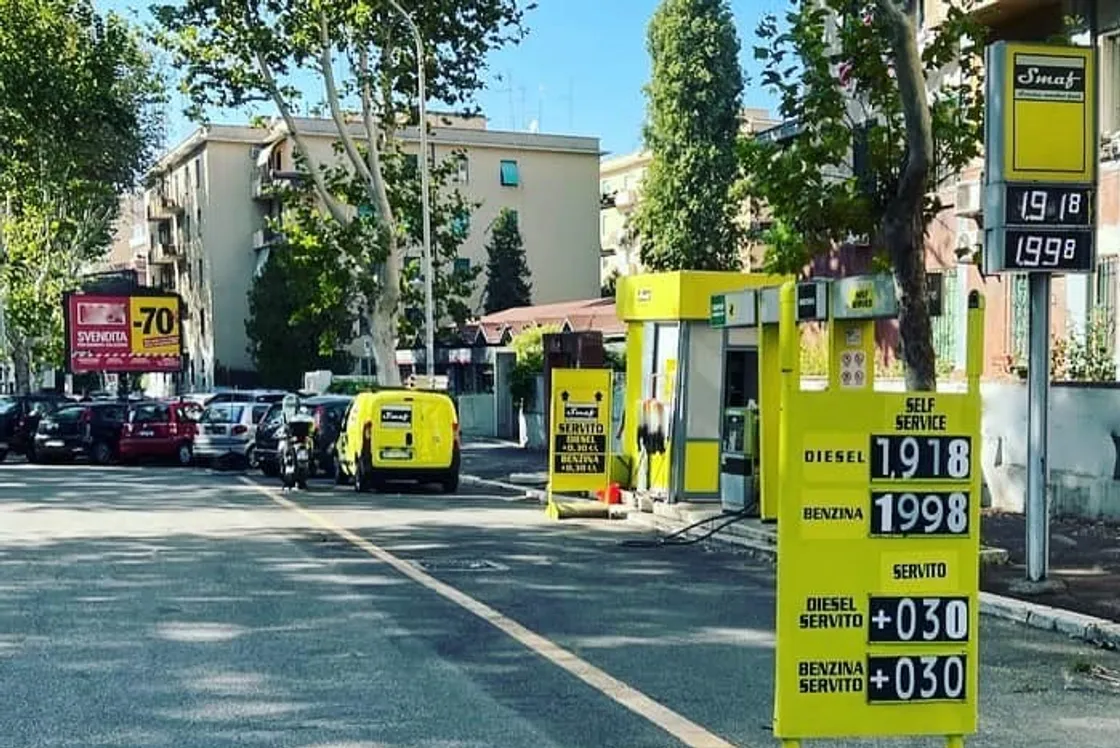 Impennata dei carburanti, la guerra in Medio Oriente fa schizzare i prezzi anche a Roma: diesel record a 2,3 euro
