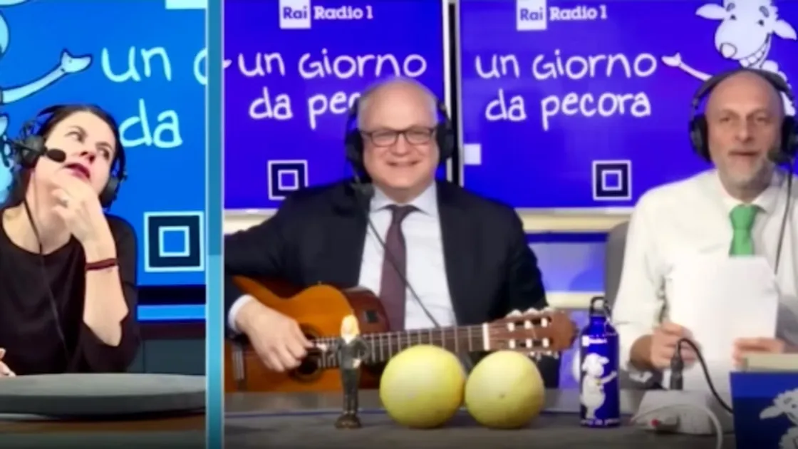 Gualtieri alla chitarra: da Achille Lauro a Tony Effe, le hit di Sanremo suonate dal sindaco [VIDEO]