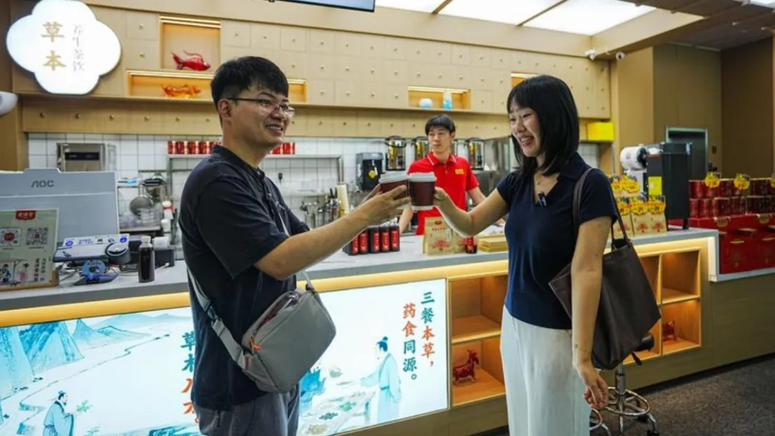 Visitatori assaggiano un caffè all'ejiao nel Resort culturale e turistico di medicina tradizionale cinese di Hongjitang, a Jinan, nella provincia dello Shandong (Foto Xinhua/Dai Mingxuan)