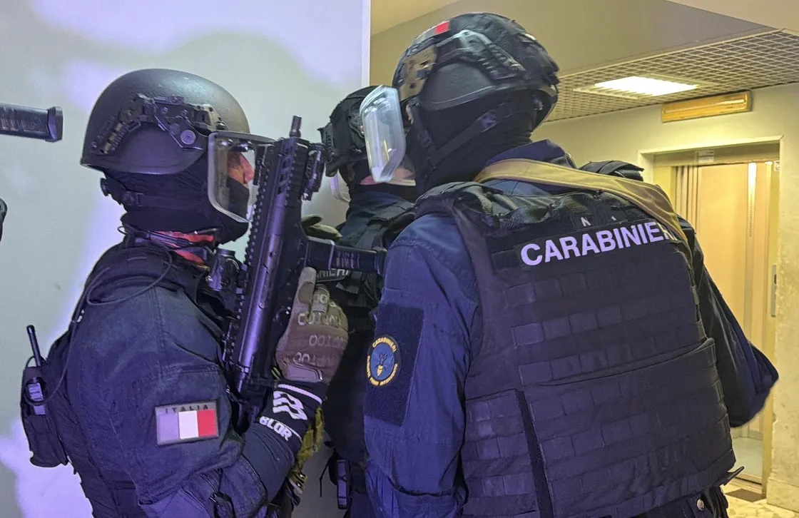 Velletri, officina abusiva trasformata in base dello spaccio: 17 misure cautelari