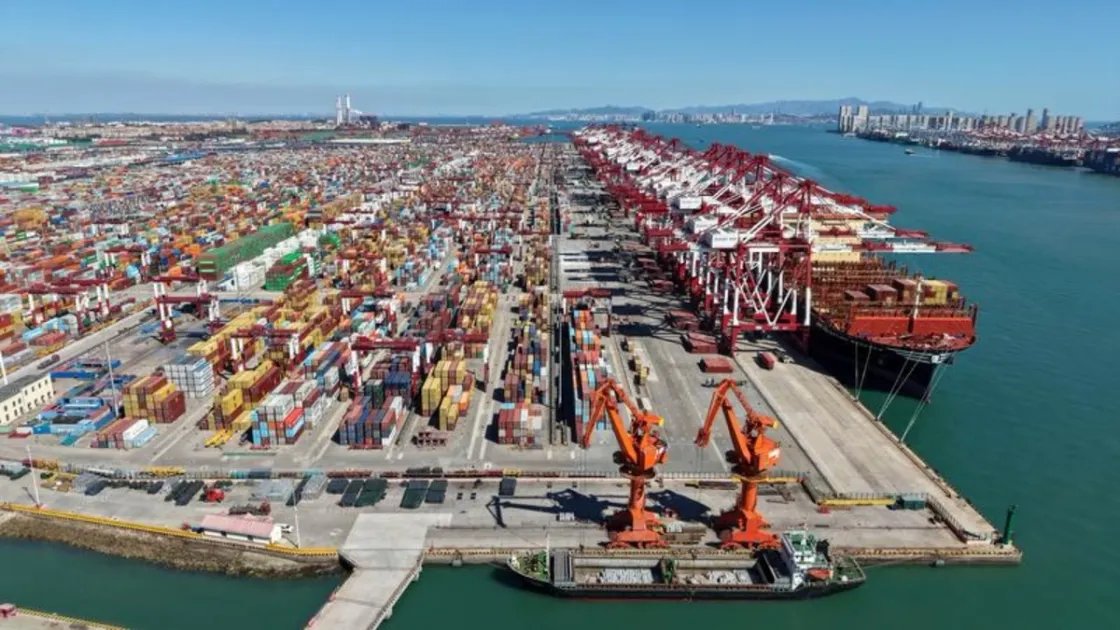 Veduta aerea del porto di Qingdao, nella provincia cinese dello Shandong, l’8 ottobre 2026. Foto Xinhua/Li Ziheng