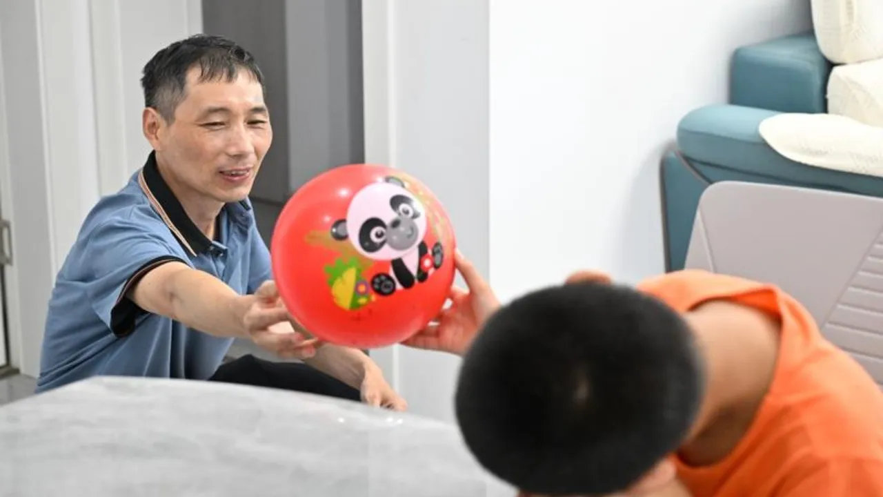 L'insegnante Yang Jinlong durante un'attività con uno studente a Jinhu. Foto Xinhua/Ji Chunpeng