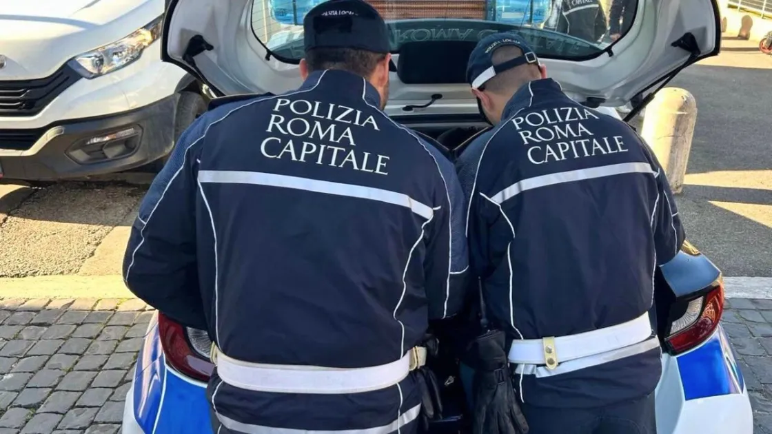 Incidente in via Cipro a Roma, autotrasportatore fugge dopo lo scontro con una moto: denunciato