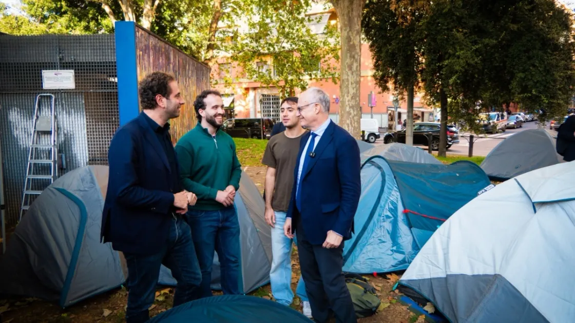 Emergenza casa, Gualtieri tra le tende di piazza Bologna attacca il governo: «I risparmi PNRR chiesti per la casa usati per il bollo auto»