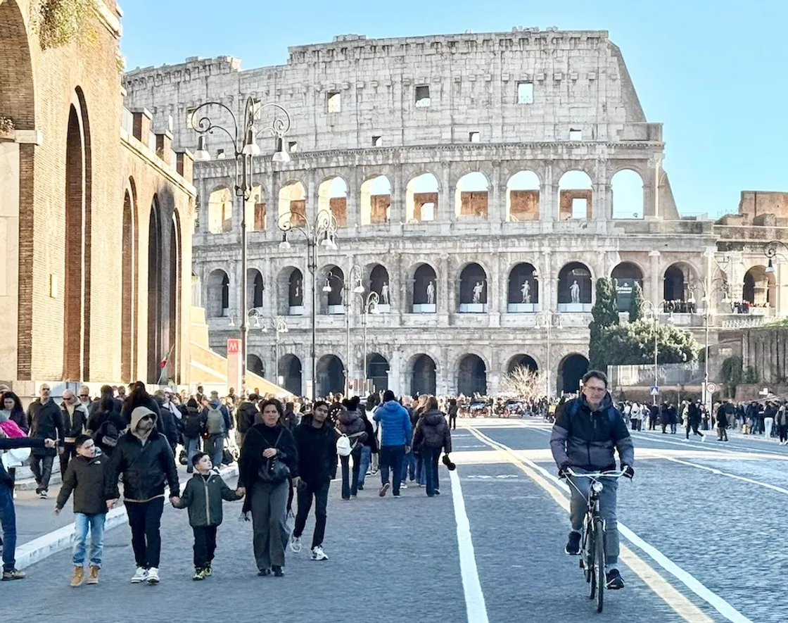 Fori Imperiali, 12 pini a rischio saranno rimossi e sostituiti:
da oggi prime riaperture sul lato sinistro della strada