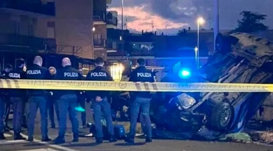 Incidente mortale a Roma: due volanti della polizia si scontrano, un agente perde la vita e altri tre restano feriti