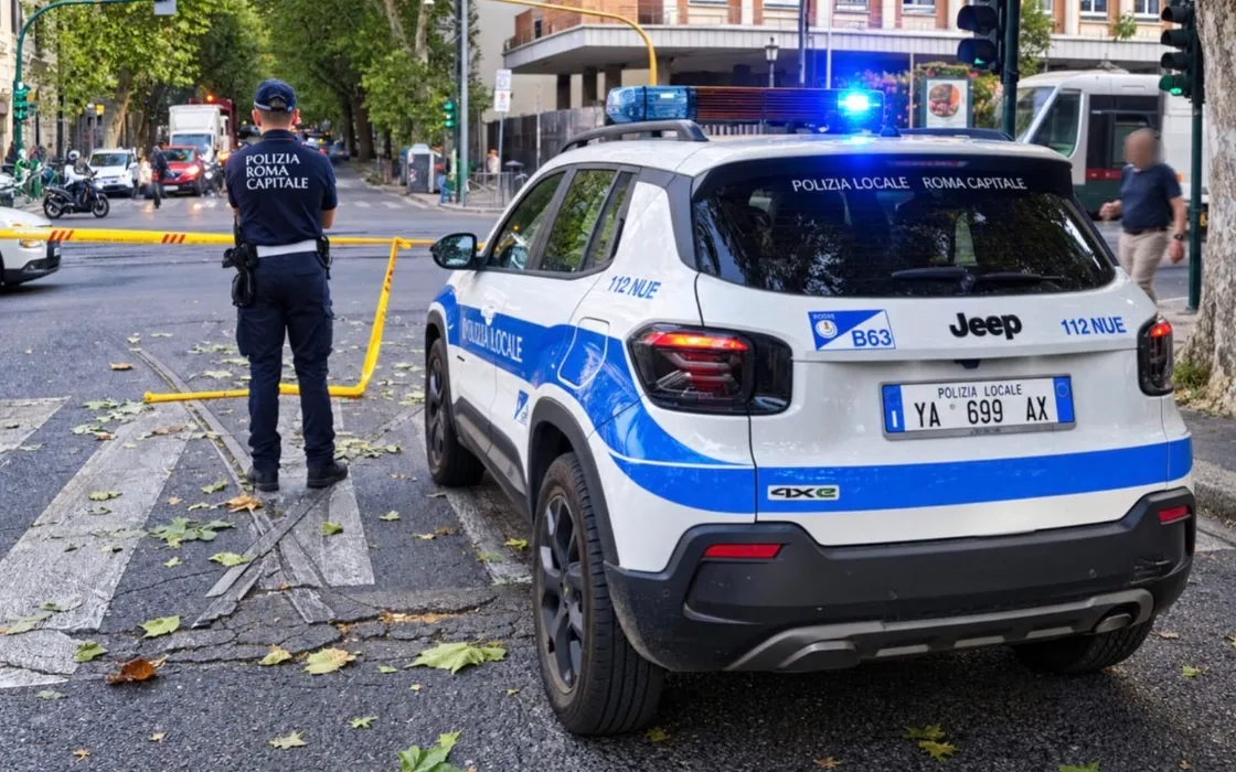 Compattatore Ama trancia i cavi del tram in via Merulana: strada chiusa e traffico in tilt