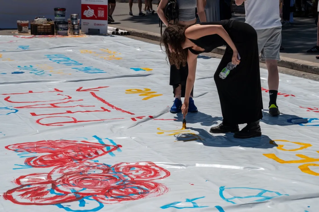 Chiamata alle Arti ai Fori Imperiali: oltre 2.000 persone trasformano un telo bianco in un messaggio di pace