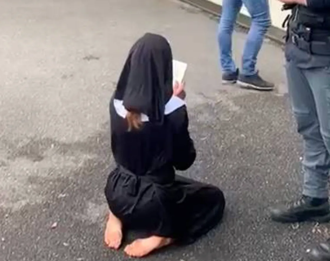 «Dacci il tostapane quotidiano»: attivisti di Ultima Generazione ed Extinction Rebellion davanti a Eni protestano con «preghiere» satiriche