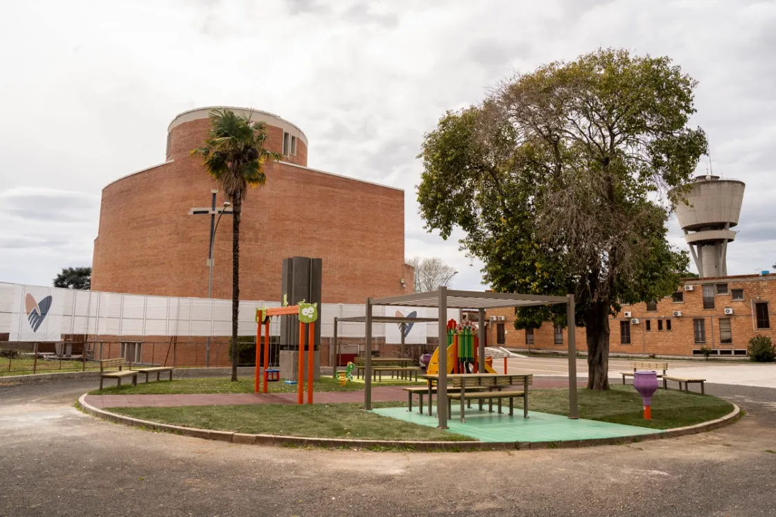 Nel carcere di Rebibbia nasce il parco «Abbracci in Libertà»: uno spazio per i padri detenuti e i figli