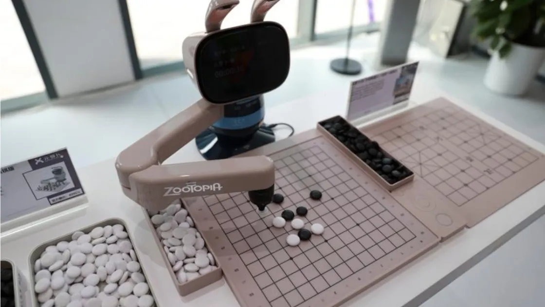 Il robot che gioca a scacchi (Fonte: agenzia Xinhua)