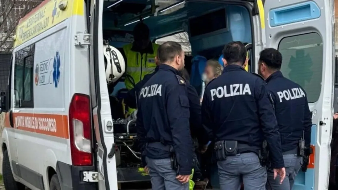 Incendio a Rocca di Cencia, poliziotti salvano due persone dalle fiamme