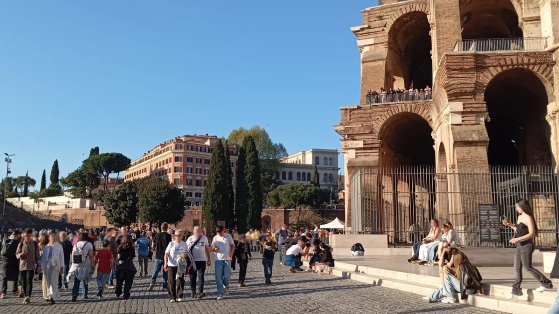 Turisti al Colosseo (La Capitale)