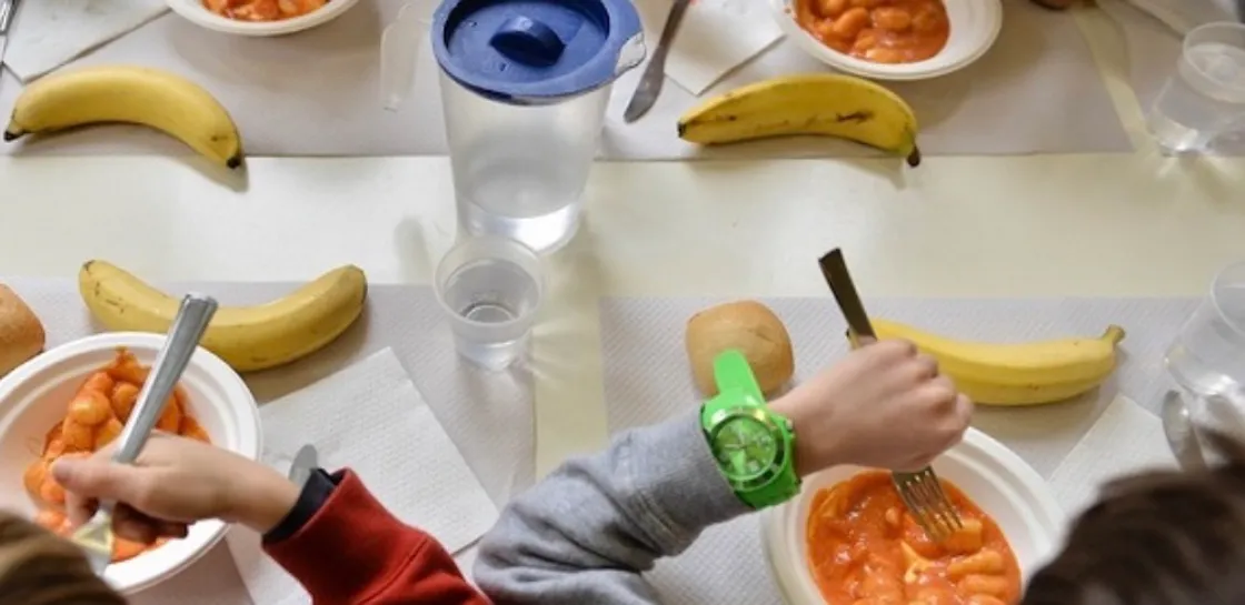 Nuovo bando per le mense scolastiche: stop ai cibi ultraprocessati e alla plastica