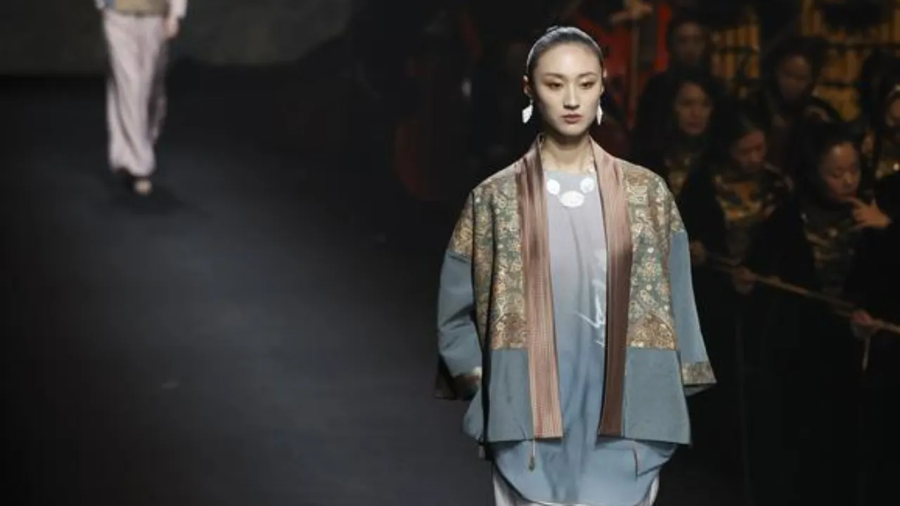 Alcune modelle indossano le creazioni di HEMU nella giornata inaugurale della Shanghai Fashion Week primavera-estate 2027. Foto Xinhua/Chen Haoming