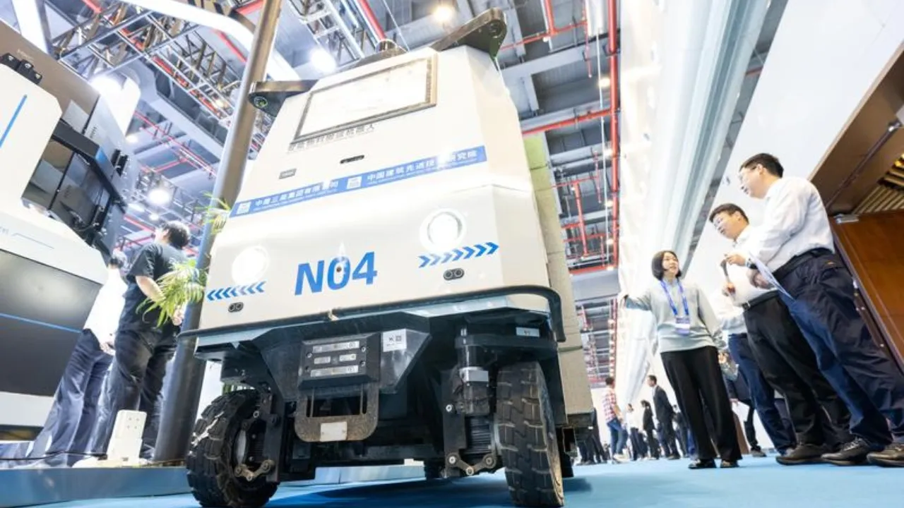Un veicolo intelligente per la movimentazione dei materiali esposto alla manifestazione dedicata alle tecnologie per le costruzioni (Foto agenzia Xinhua)