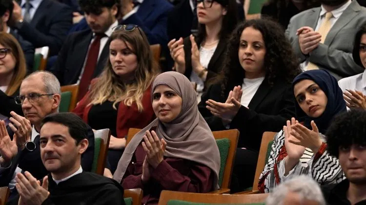 L'applauso degli studenti alle parole del Papa (@Vatican Media)