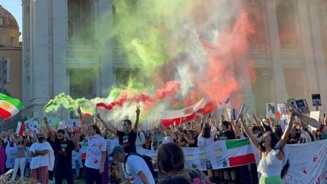 Iran, oggi in piazza Santi Apostoli contro la dittatura degli ayatollah. L'appello: «I governi europei devono aiutare a liberarci»