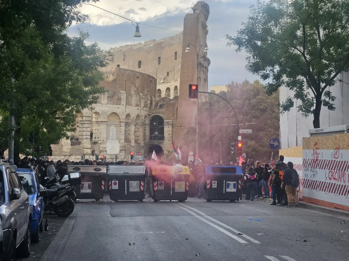 Scontri al Colosseo durante il corteo: cassonetti incendiati e bottiglie lanciate contro la polizia
