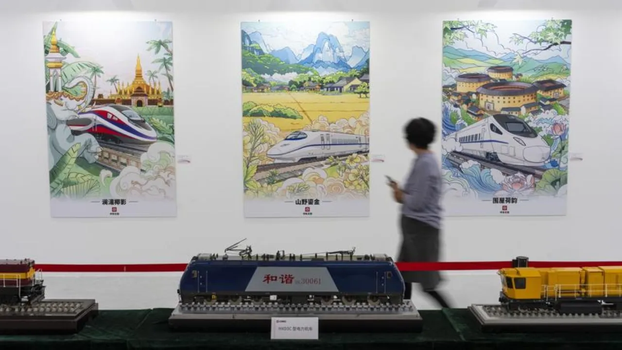 Una visitatrice osserva le opere della mostra dedicata alla cultura ferroviaria nel parco di manifattura intelligente CRRC Erqi, a Pechino, il 29 settembre 2026. Foto Cai Yang/Xinhua
