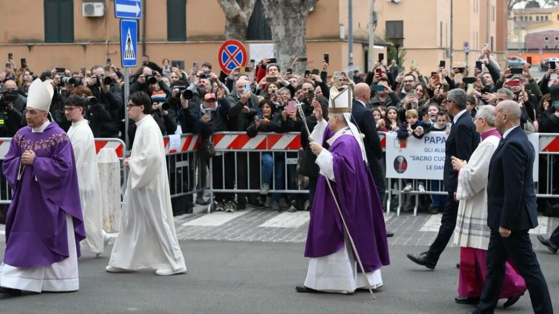 L'arrivo del Pontefice al Quarticciolo (Credit: Vatican News)