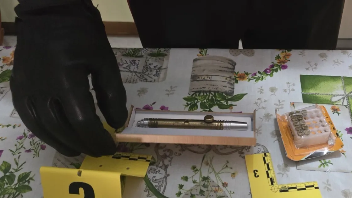 Ostia, blitz tra piazza Gasparri e via Forni: cinque arresti, sequestrate una Beretta rubata, una penna-pistola e stupefacenti