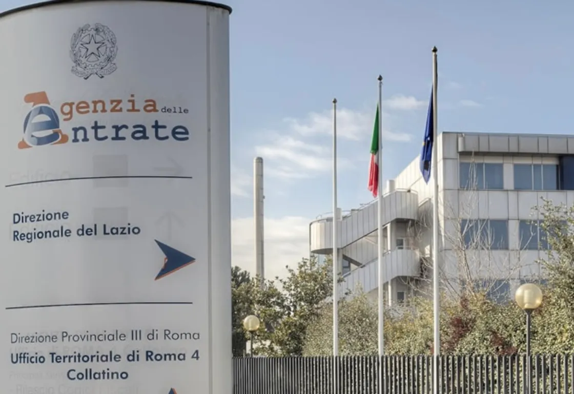 Si finge dirigente dell’Agenzia delle Entrate e promette di cancellare i debiti: denunciata